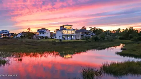 916 Calamanda Ct, Morehead City, NC 28557