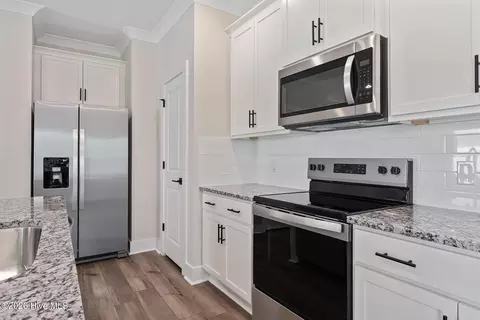 Kitchen - 146 Commons View Dr, Hampstead, NC 28443 photo 2 of 2