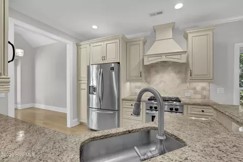 Kitchen - 115 Canvasback Pt, Hampstead, NC 28443 photo 2 of 2