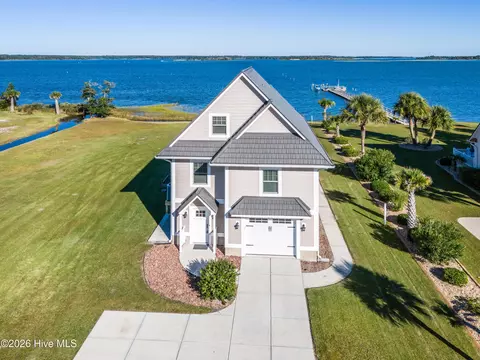 275 Riverside Dr, Sneads Ferry, NC 28460