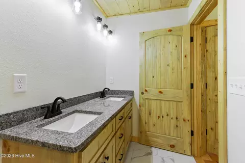 Bath - 80 Glennwood Ests Dr, Murphy, NC 28906 photo 4 of 4