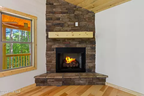 Living - 80 Glennwood Ests Dr, Murphy, NC 28906 photo 2 of 5