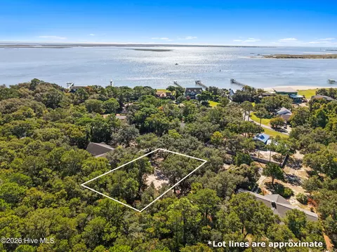 129 Cape Fear Dr, Southport, NC 28461