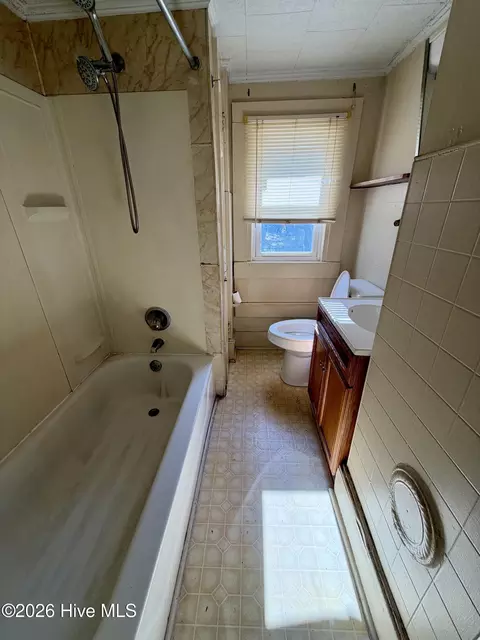 Bath - 507 Warren St, Williamston, NC 27892 photo 2 of 2