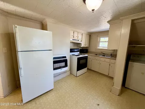 Kitchen - 507 Warren St, Williamston, NC 27892 photo 1 of 1