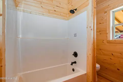 Bath - 595 Quail Dr, Murphy, NC 28906 photo 2 of 6