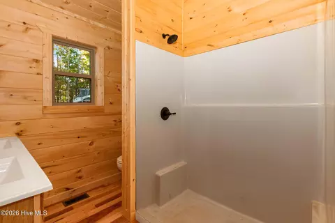 Bath - 595 Quail Dr, Murphy, NC 28906 photo 5 of 6