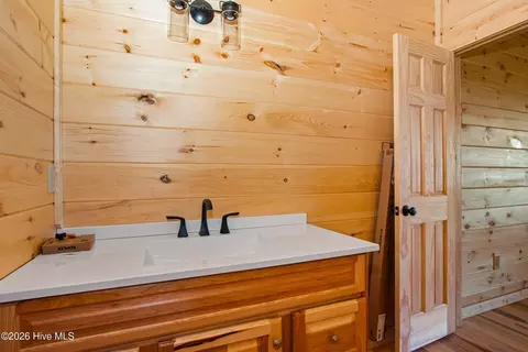 Bath - 595 Quail Dr, Murphy, NC 28906 photo 3 of 6