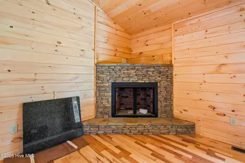 Living - 595 Quail Dr, Murphy, NC 28906 photo 3 of 4