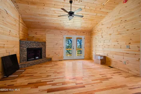 Living - 595 Quail Dr, Murphy, NC 28906 photo 2 of 4