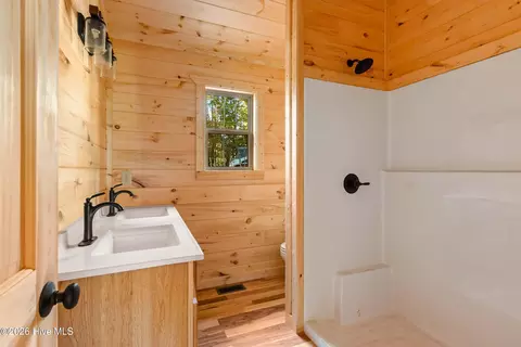 Bath - 595 Quail Dr, Murphy, NC 28906 photo 4 of 6