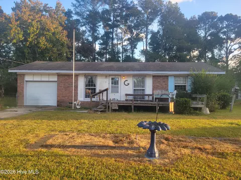 7 Yorkshire Dr, Jacksonville, NC 28546
