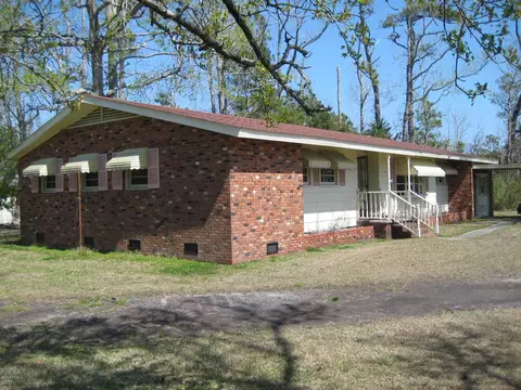 305 Croaker St, Davis, NC 28524 photo 2