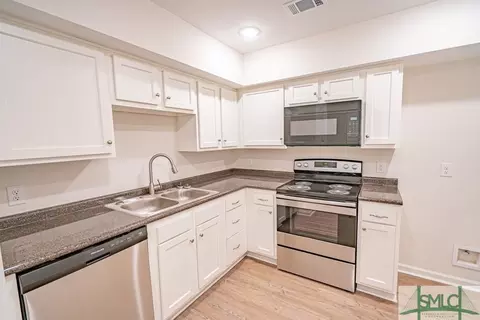 402 E 3rd St, Springfield, GA 31329 photo 9