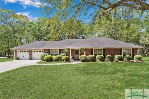 856 Old Field Dr, Hinesville, GA 31313