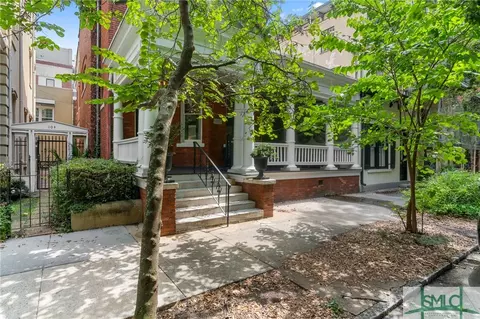 106 E Harris St, Savannah, GA 31401