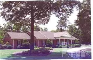 208 E Arrowhead Dr, Clinton, NC 28328 photo 1