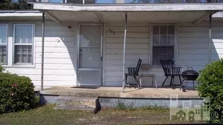 323 E Maple St, Mount Olive, NC 28365 photo 2