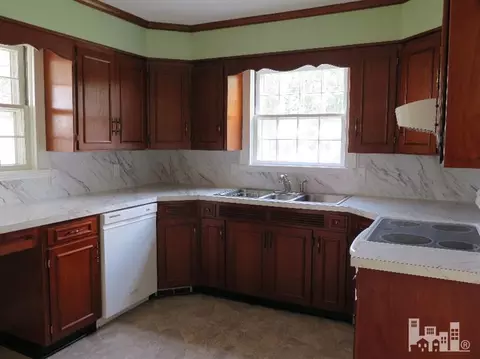 403 E Powell St, Clinton, NC 28328 photo 11