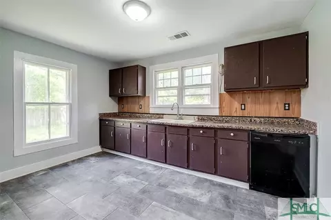 207 E 4th St, Springfield, GA 31329 photo 8