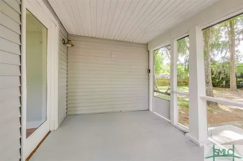 207 E 4th St, Springfield, GA 31329 photo 2