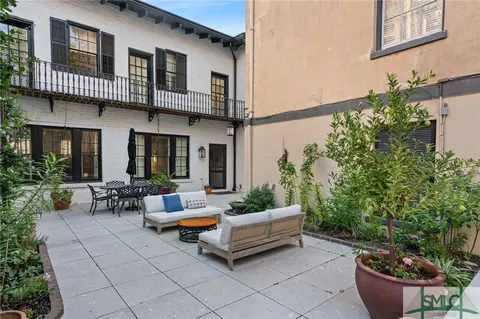 110 E Harris St, Savannah, GA 31401