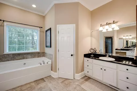 Bath - 1062 Emerald Pl, Evans, GA 30809 photo 3 of 7