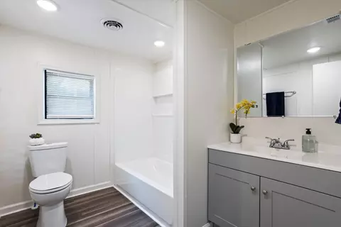 Bath - 1150 Roselle St, Augusta, GA 30901 photo 3 of 5