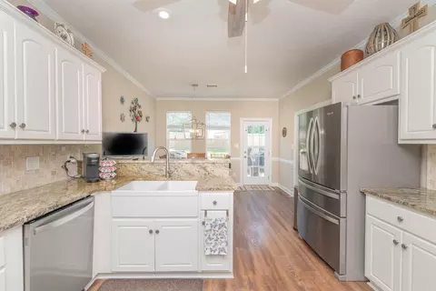 Kitchen - 917 Windmill Pkwy, Evans, GA 30809 photo 3 of 4