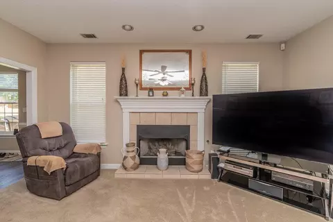 Living - 917 Windmill Pkwy, Evans, GA 30809 photo 3 of 3