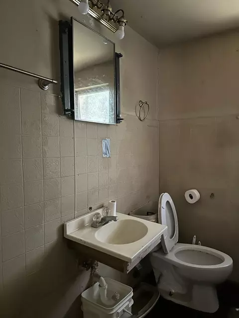 Bath - 1539 Chestnut St, Augusta, GA 30901 photo 1 of 4