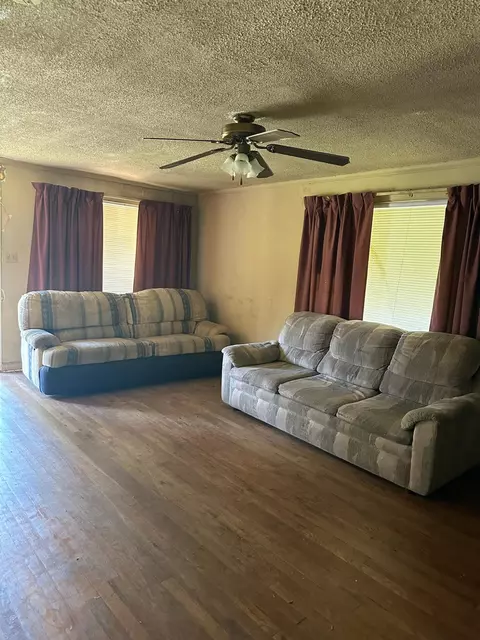 Living - 1539 Chestnut St, Augusta, GA 30901 photo 2 of 3