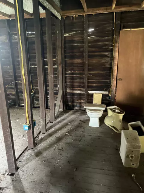 Bath - 1539 Chestnut St, Augusta, GA 30901 photo 3 of 4