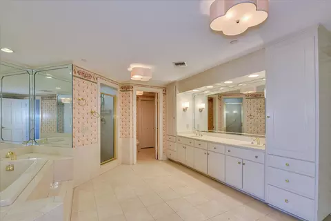 Bath - 1 Seventh St #1602, Augusta, GA 30901 photo 1 of 4