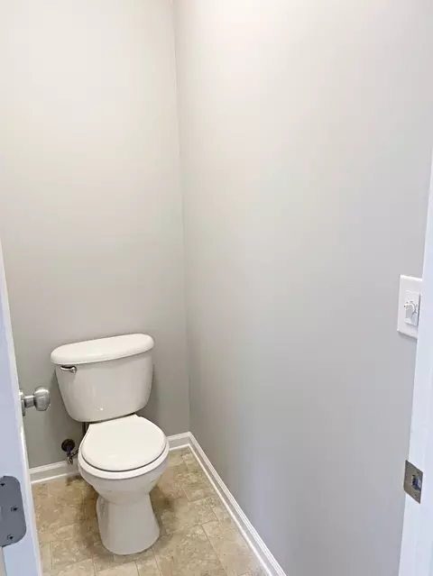 Bath - 3217 Hampton Cir, Augusta, GA 30906 photo 3 of 5