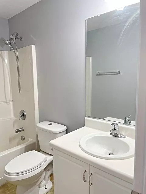 Bath - 3217 Hampton Cir, Augusta, GA 30906 photo 4 of 5