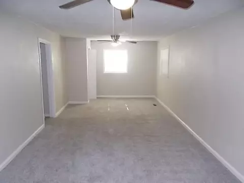 Living - 3372 Beaver Dr, Augusta, GA 30909 photo 2 of 3