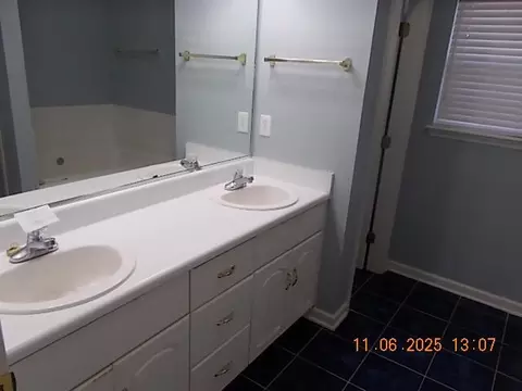 Bath - 599 Windward Ct, Evans, GA 30809 photo 1 of 3