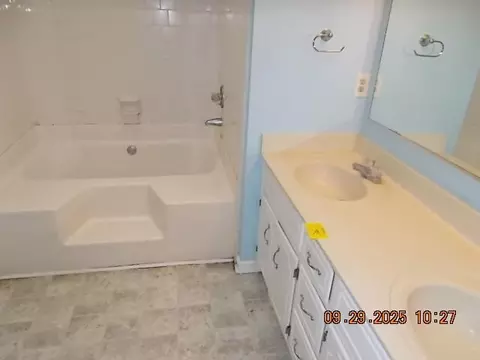 Bath - 579 Litchfield Court Ct, Evans, GA 30809 photo 2 of 3