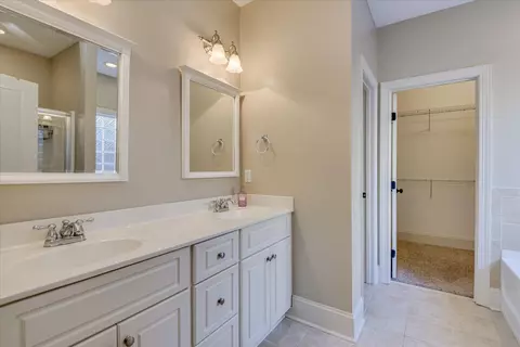 Bath - 1009 Barrett Dr, Evans, GA 30809 photo 2 of 6