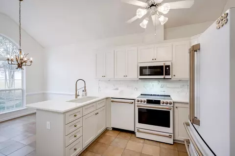Kitchen - 34 Eagle Pointe Dr, Augusta, GA 30909 photo 2 of 5