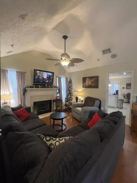 Living - 4426 Summerlin Dr, Evans, GA 30809 photo 2 of 2