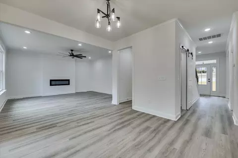 Entry Way - 805 Leslie Ct, Evans, GA 30809 photo 4 of 10