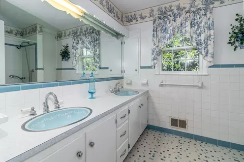 Bath - 3134 Walton Way, Augusta, GA 30909 photo 2 of 5