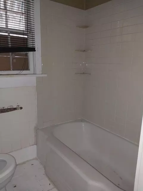 Bath - 135 E Trippe St, Harlem, GA 30814 photo 2 of 2