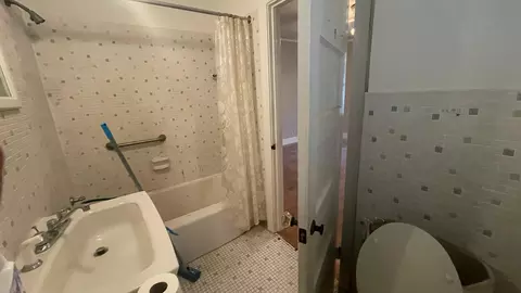 Bath - 1731 Oak Dr, Augusta, GA 30904 photo 2 of 3