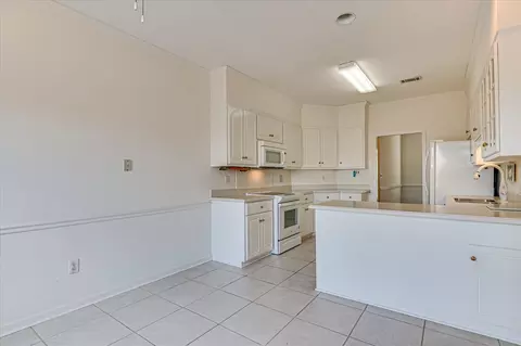 Kitchen - 36 Eagle Pointe Dr, Augusta, GA 30909 photo 2 of 9
