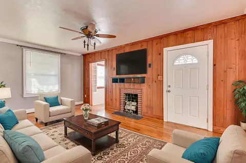 Living - 1510 Pendleton Rd, Augusta, GA 30904 photo 2 of 5