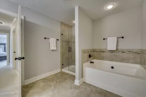 Bath - 916 Kate Dr, Evans, GA 30809 photo 3 of 4