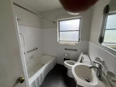 Bath - 2025 Olive Rd, Augusta, GA 30906 photo 2 of 2